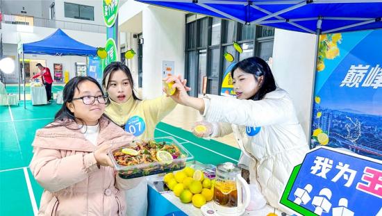 玉溪直播达人推广“柠檬凤爪”。